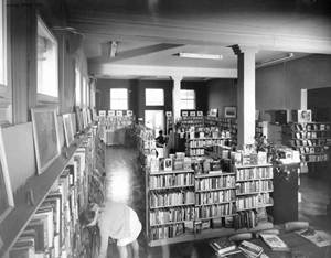 A room with many books on shelves

AI-generated content may be incorrect.