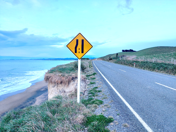A road sign on a cliff by the ocean

AI-generated content may be incorrect.