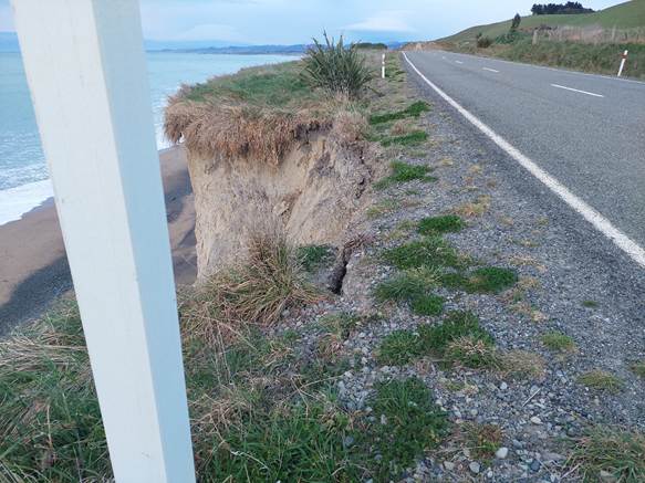 A road with a cliff and grass

AI-generated content may be incorrect.